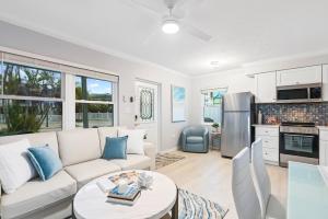 100 Steps to beach access - 5 minute walk to the Village - Private Porch