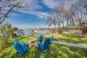 Dock and Fire Pit Lakefront Gun Barrel City Getaway