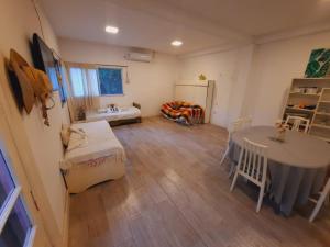 Casa quinta con gran parque, pileta y parrilla a 15 min del aeropuerto