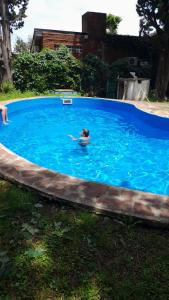 Casa quinta con gran parque, pileta y parrilla a 15 min del aeropuerto