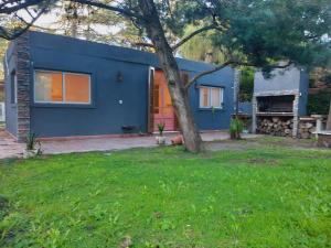 Casa quinta con gran parque, pileta y parrilla a 15 min del aeropuerto