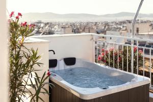 Rooftops of Athens - Vathi Studio Jacuzzi & View