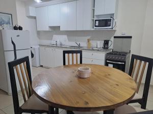 Moderno y nuevo apartamento con cochera en el centro