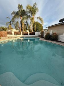 Heated pool, Sunny San Diego, Entire home, Free Parking, BBQ, Pets allowed, family neighborhood!