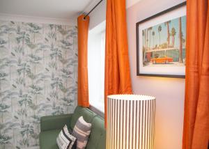 3x Bed Elegant House with Private Parking