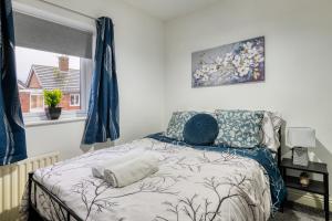Home near Airport, Private Parking, WiFi, Netflix , Pets welcome, Sleeps 7