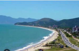 Linda casa a 100 metros da praia!