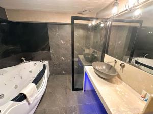 Blue Tulip - Rooms with Jacuzzi