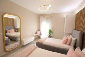 Lakeside Serenity Apartment