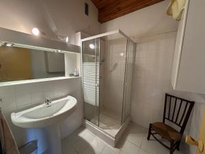 Appartements Duplex T3 lumineux avec terrasse, parking, a 5 min du centre - FR-1-239-1092 : photos des chambres