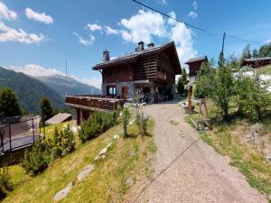 Apartment on ski slopes of Prarion