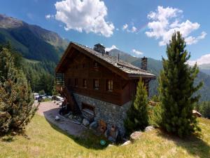 Apartment on ski slopes of Prarion