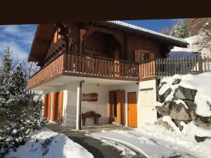 Sunny chalet in Veysonnaz with garden