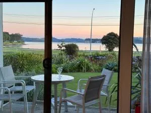 La Plage - Beachfront Apartment - Whangapoua