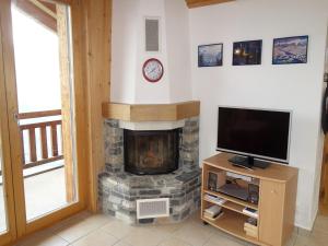 Hilltop apartment with views