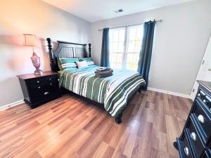 Amazing 4 BDRM home w garage in Charlotte