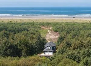 Ocean Front! Walk to Beach, Fenced Yard, Vacation Beach House - Copalis Beach