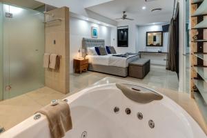 Edge 16 - Hamilton Island - Waterfront, Golf Buggy and Sea Views