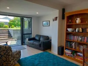 Modern 2 BDRM Oakura Basement apartment - Tataraimaka