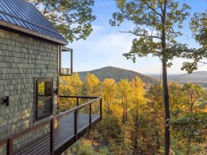 CloudPointe Retreat Treehouse