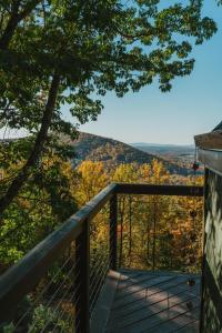 CloudPointe Retreat Treehouse