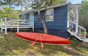 Relaxed Lake Front Cottage 2 Bedrooms Sleeps 6 Pet Friendly