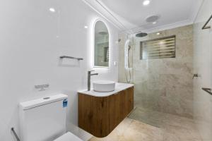 Dutchies Vista, 1 45 Christmas Bush Ave - Ground floor duplex with stunning water views and close to the beach