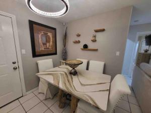 Recently redecorated duplex, made for getaways