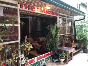 THE MANSION - BACKPACKERS Near AIRPORT