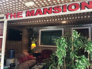 THE MANSION - BACKPACKERS Near AIRPORT