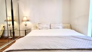 Premium Twin King Ensuite plus Double sofa bed - Mcity shopping center - Clayton - Monash University and Hospitals - Super Fast Wifi - Free Parking & Amenities - Complementary drinks & coffee