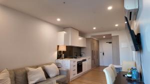 Premium Twin King Ensuite plus Double sofa bed - Mcity shopping center - Clayton - Monash University and Hospitals - Super Fast Wifi - Free Parking & Amenities - Complementary drinks & coffee