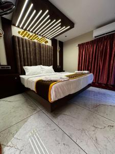 Dreams Spectrum Luxury houseboat