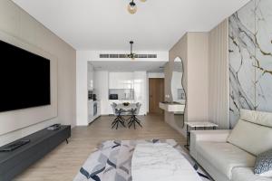 1BR Palace Residences, City View