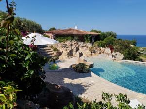 Villetta con piscina vista mare by budoniaffitti