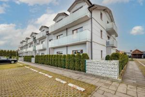 Marynarska Słoneczne Apartamenty z Ogródkiem i Parkingiem by Noclegi Renters