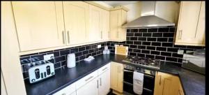 Arnstone Spacious 6 bedroom home with parking