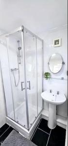 Arnstone Spacious 6 bedroom home with parking