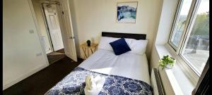 Arnstone Spacious 6 bedroom home with parking