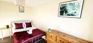 Arnstone Spacious 6 bedroom home with parking