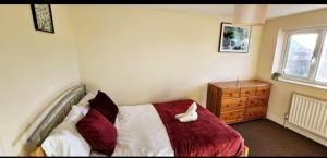 Arnstone Spacious 6 bedroom home with parking