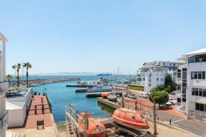 Spacious Luxury Apartment - Waterfront