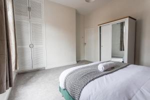 Modern 3-Bed Home for Groups Sleeps Up to 8