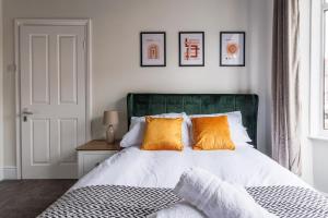 Modern 3-Bed Home for Groups Sleeps Up to 8