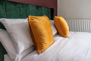 Modern 3-Bed Home for Groups Sleeps Up to 8