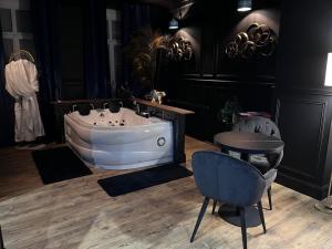 La 104 Picasso Suite tendance dans maison réservée aux hôtes