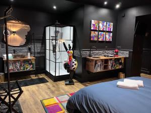 La 104 Picasso Suite tendance dans maison réservée aux hôtes