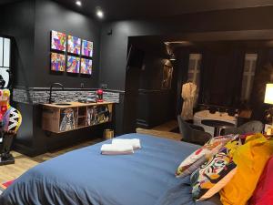Love hotels La 104 Picasso Suite tendance dans maison reservee aux hotes : photos des chambres