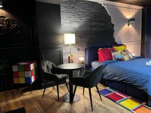 Love hotels La 104 Picasso Suite tendance dans maison reservee aux hotes : photos des chambres