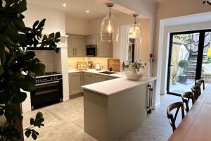 Stunning Town House in City Centre- Free Parking!